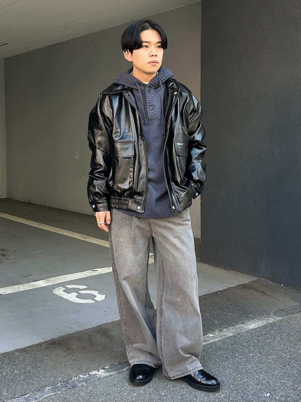 黒のレザージャケットを主役にしたストリートカジュアルコーデ