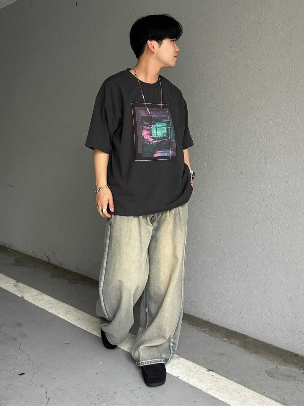 インパクトのあるグラフィックTシャツを主役にしたラフコーデ