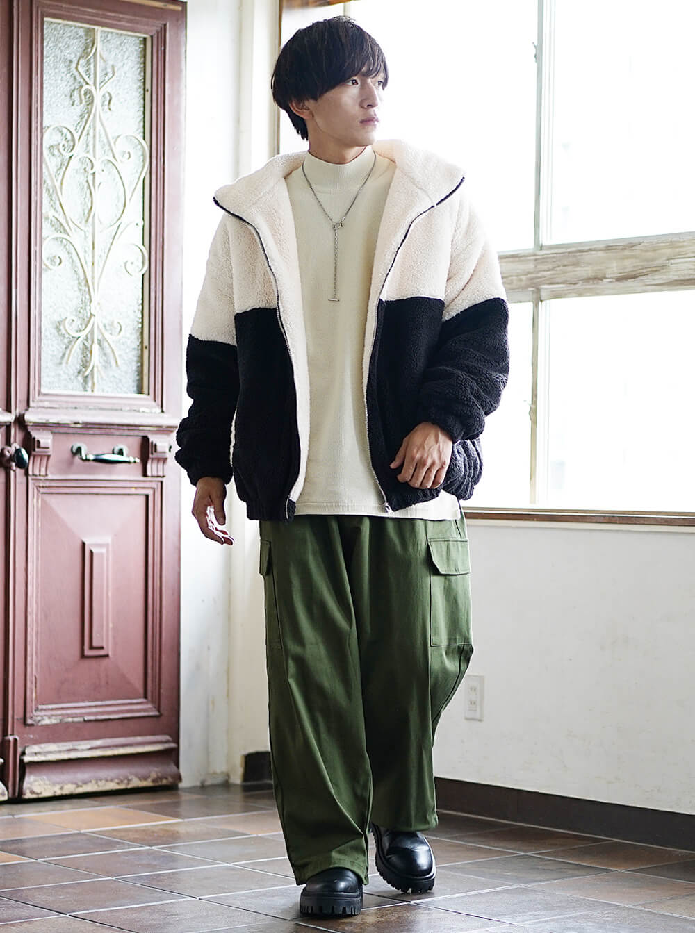 白ニットメンズコーデ