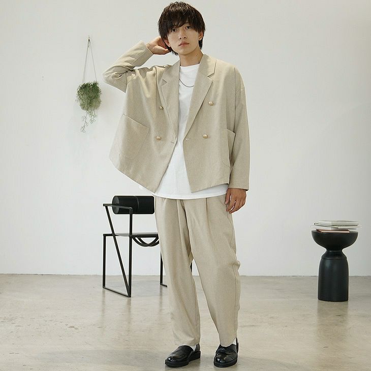 ベージュのセットアップで統一したナチュラルなメンズコーデ