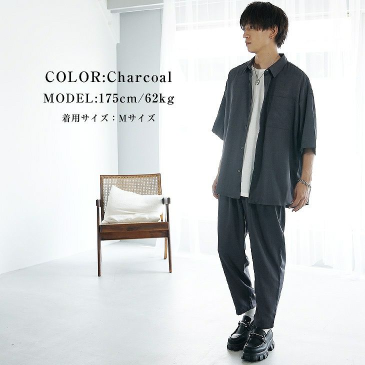 チャコールグレーのセットアップで仕上げたアーバンシックコーデ