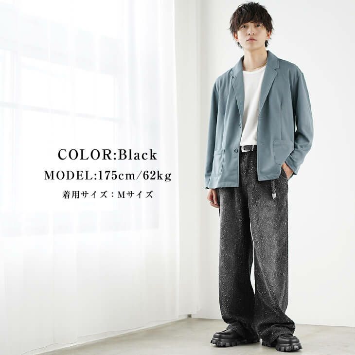 ブルージャケットと黒デニムで仕上げたナチュラルシティコーデ