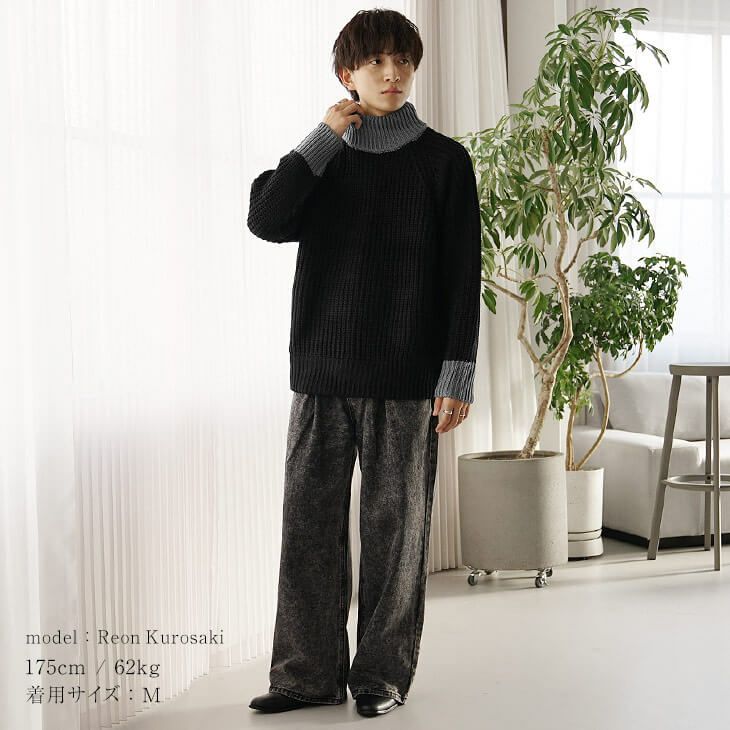 タートルネックニットと黒デニムのクラシカルモードコーデ