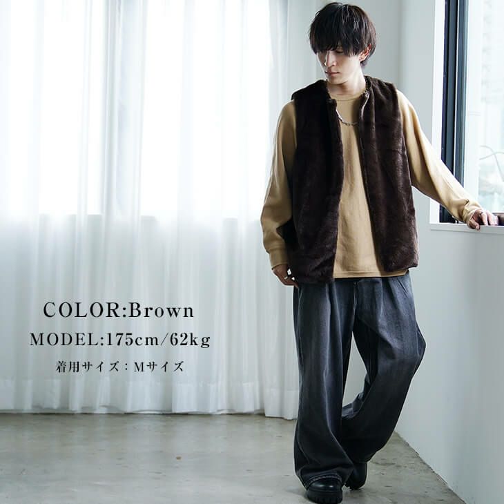 ブラウンベストと黒デニムを組み合わせたレイヤードカジュアルスタイル