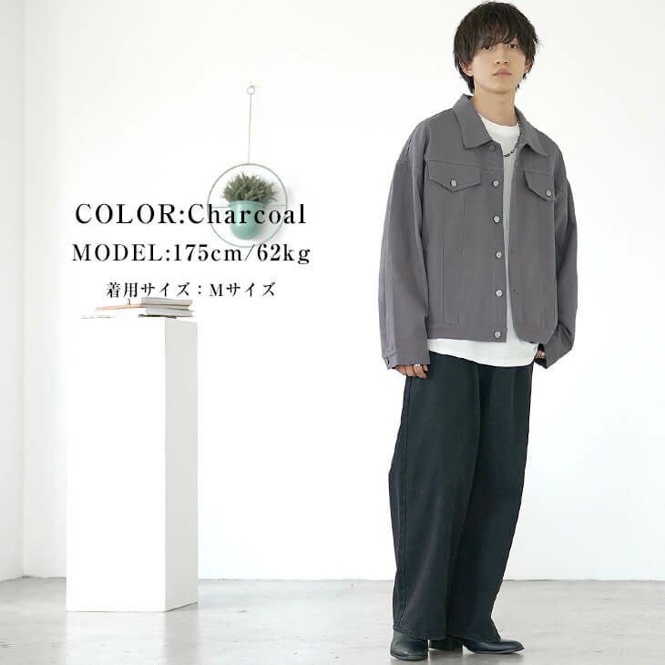 チャコールグレーのジャケットを主役にしたシンプルモノトーンコーデ