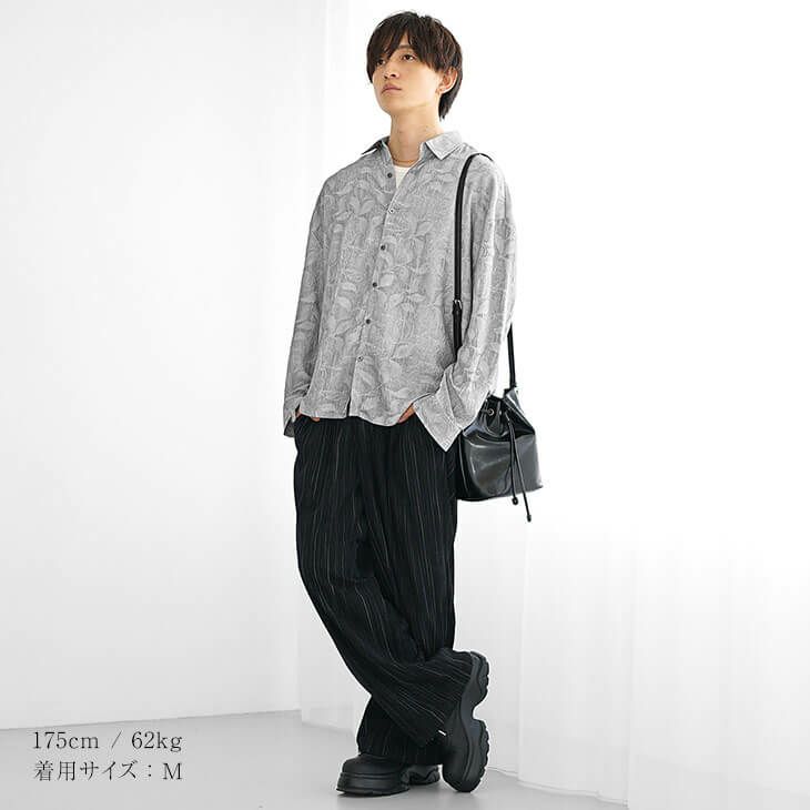 軽めのバッグで春の身軽さを演出する