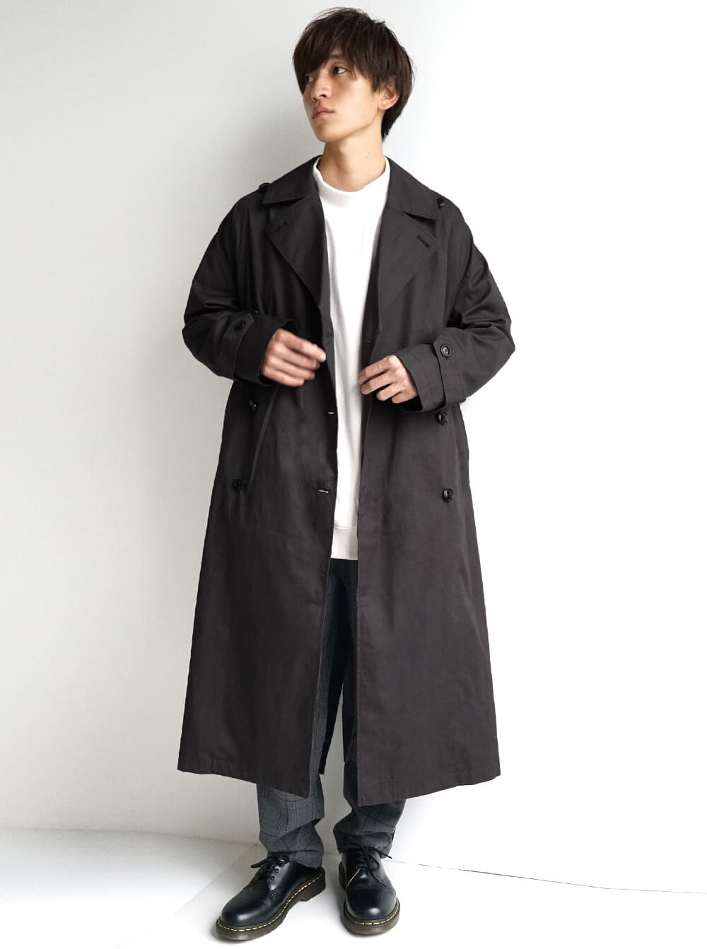 トレンチコートで洗練された印象に