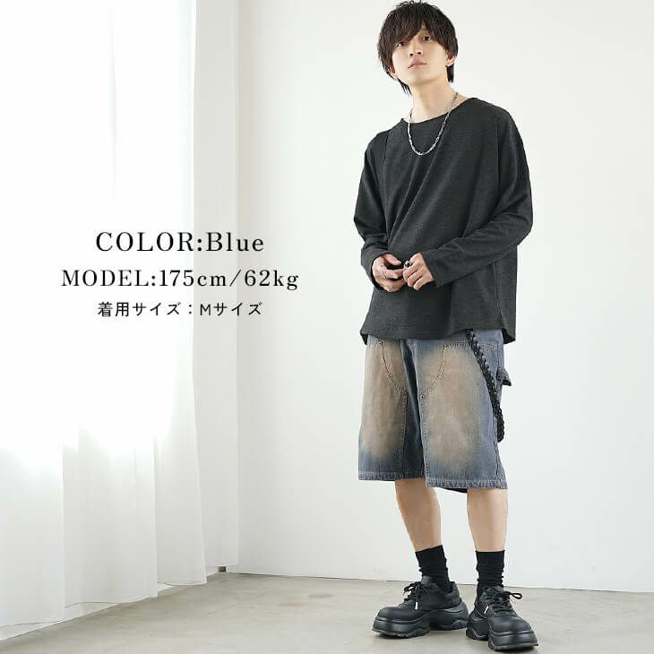 チャコールカットソーとデニムショーツのラフモードスタイル