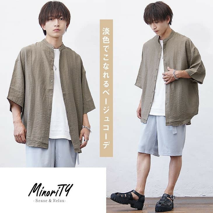 ベージュシャツとブルーグレーショーツのリネン風セットアップ