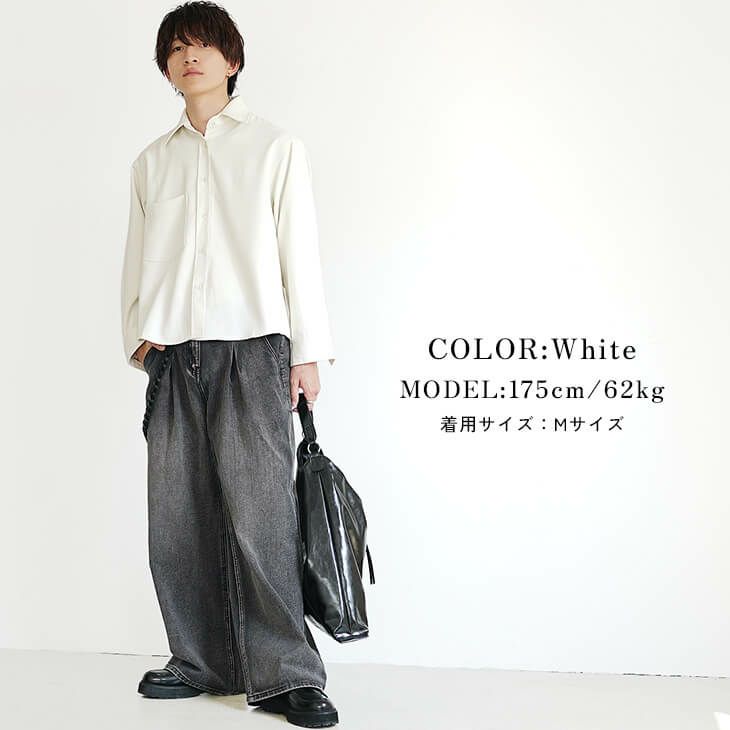 ホワイトシャツとチャコールデニムの王道カジュアルスタイル