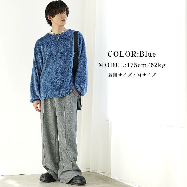 ブルーニットとグレーパンツでまとめたリラックスカジュアルコーデ