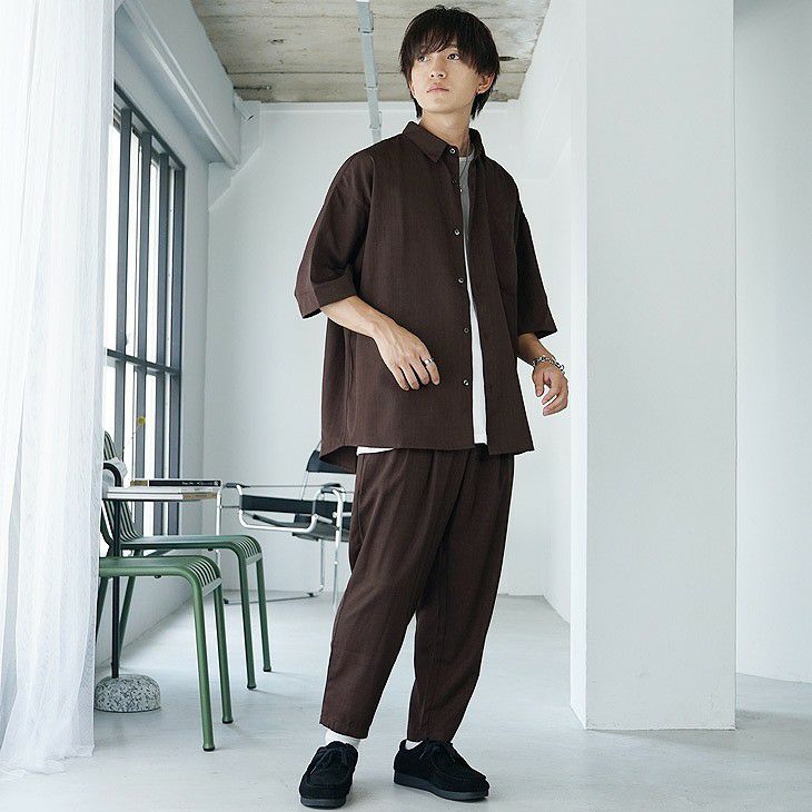 濃いブラウンのシャツセットアップを使った大人のシックコーデ