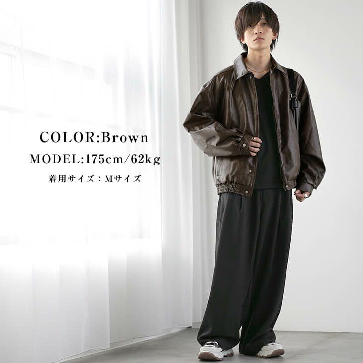 ブラウンレザーブルゾンとブラックパンツでまとめた大人カジュアルコーデ