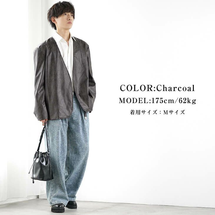 チャコールレザージャケットと明るめデニムのバランスコーデ
