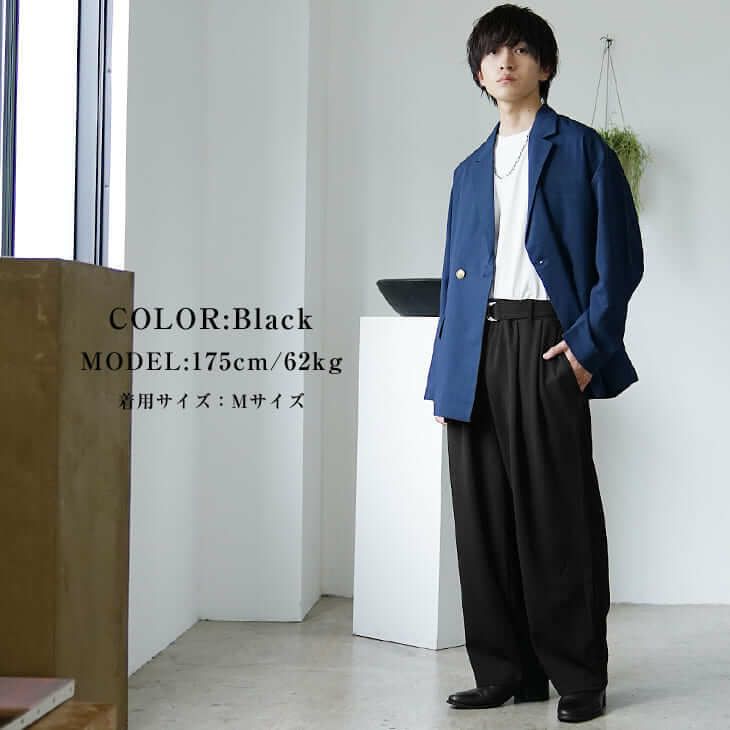 ネイビーダブルジャケットと黒タックパンツのクラシックスタイル