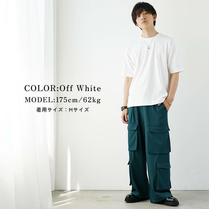 オフホワイトTとティールカーゴパンツのミニマルストリートスタイル