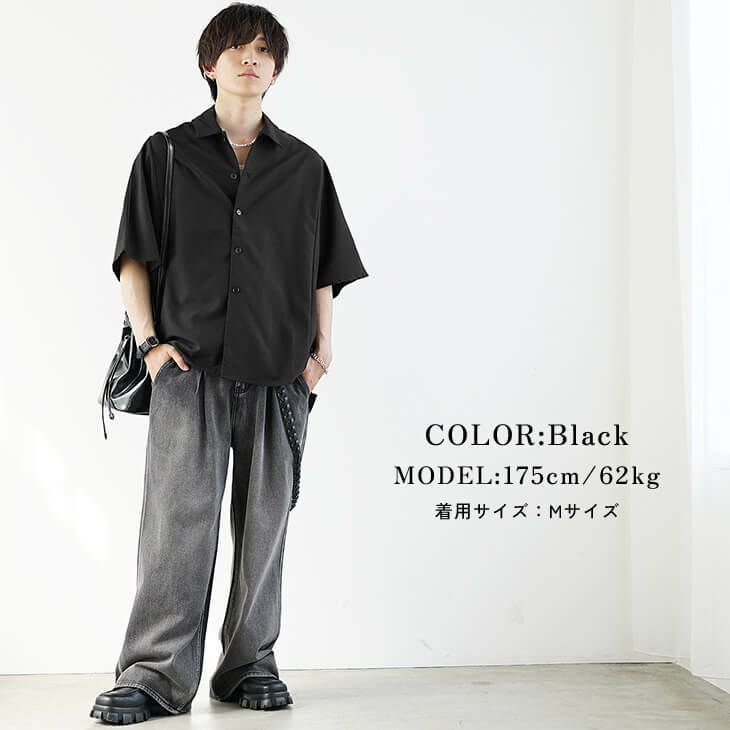 ブラックシャツとチャコールデニムの男らしい定番スタイル