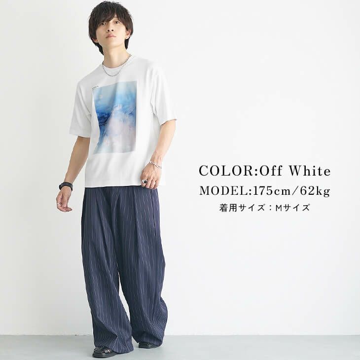 ブルーアートプリントTとネイビーピンストライプパンツの爽快コーデ
