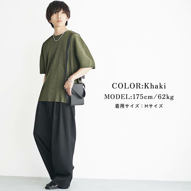 カーキプリーツTと黒ワイドパンツのスクエアバッグコーデ