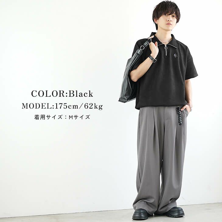 ブラックポロとグレーパンツのモードコーデ