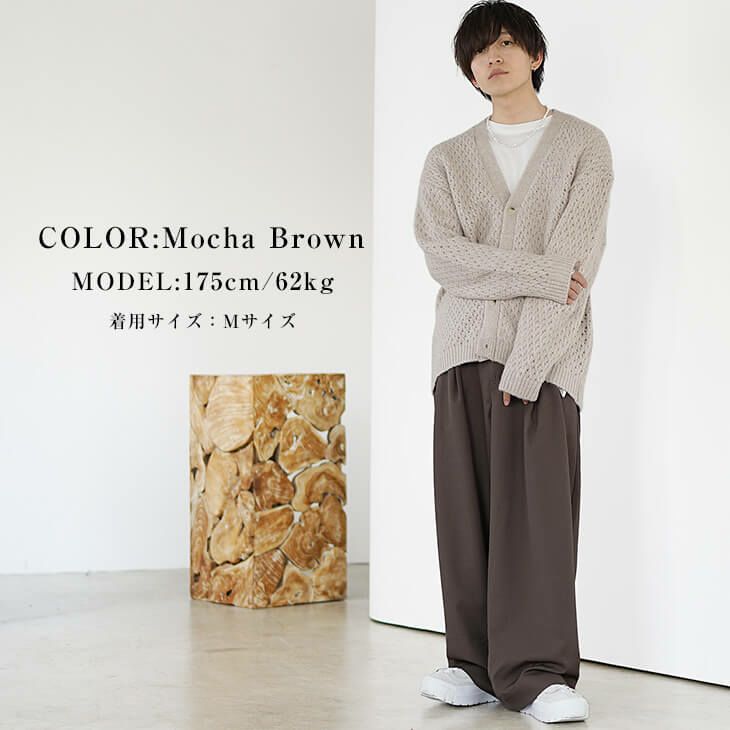 カーキシャツとライトグレーパンツのリラックスコーデ