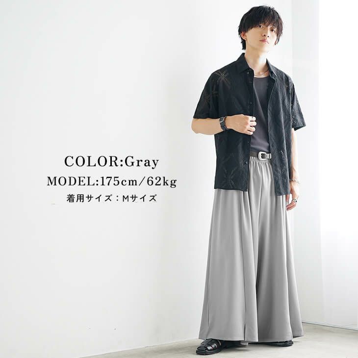 グレーパンツと柄シャツのモードコーデ