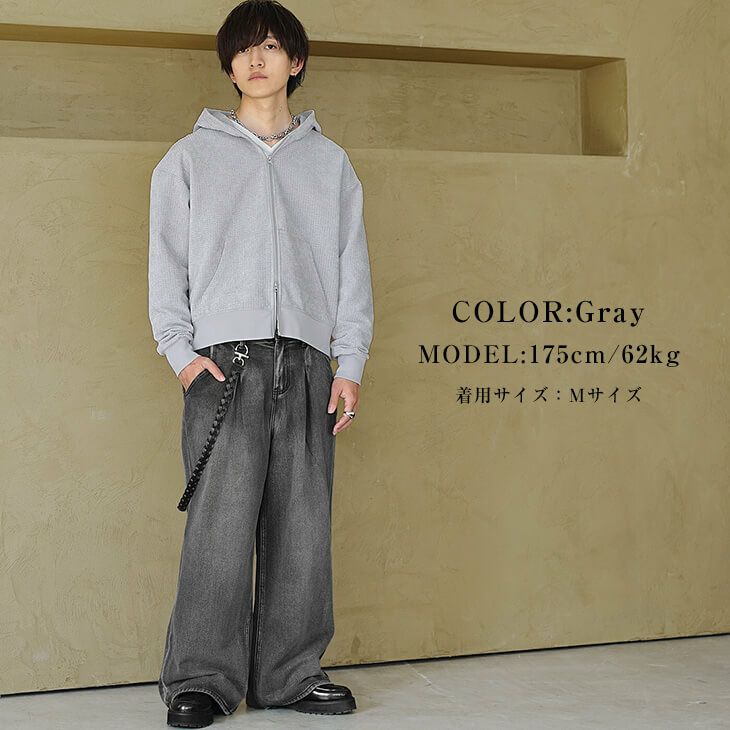 ライトグレーパーカーとワイドデニムのストリートコーデ