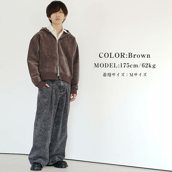 ブラウンコーデュロイパーカーとブラックデニムの秋冬スタイル