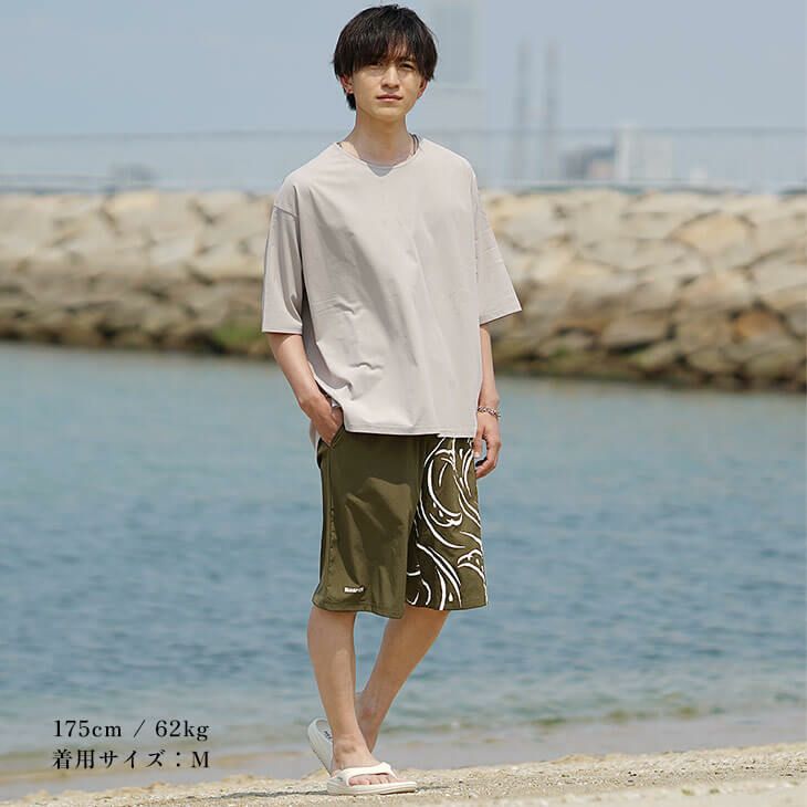 ライトグレーTシャツと柄ショーツのリゾートフェスコーデ
