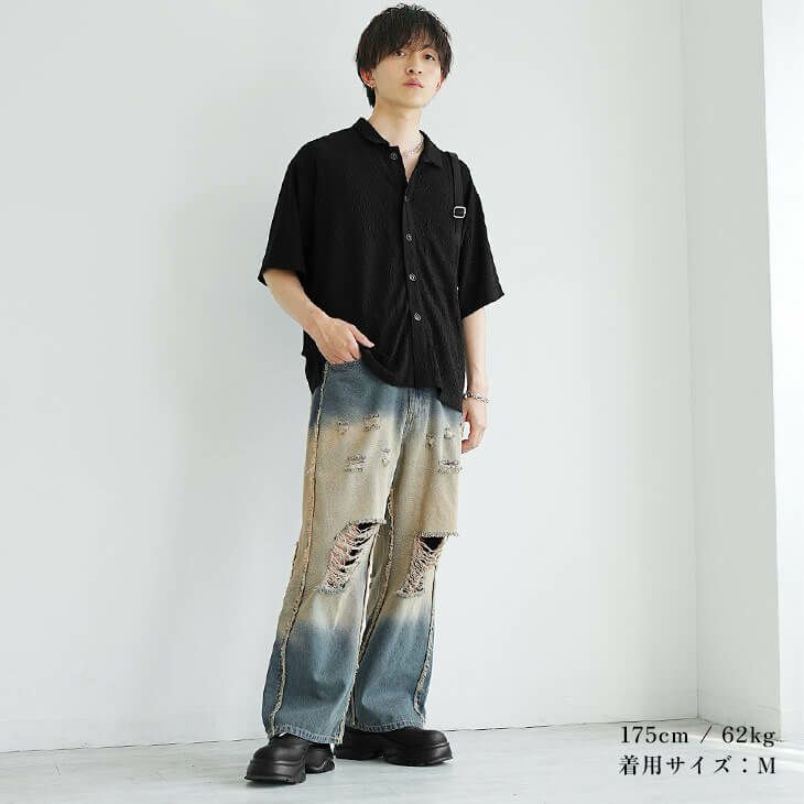 黒シャツとダメージデニムのグランジフェスコーデ
