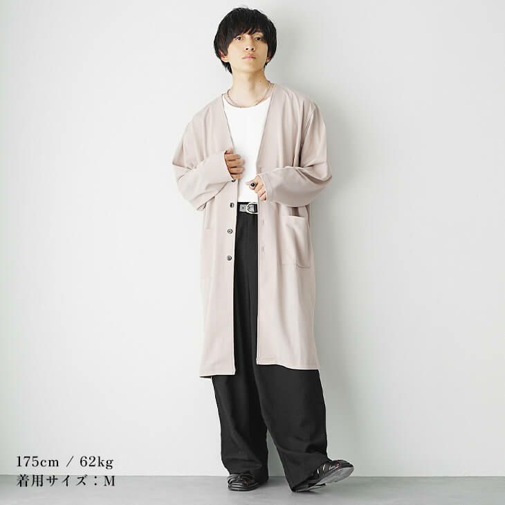 スモーキーベージュカーディガンと黒パンツのナチュラルコーデ