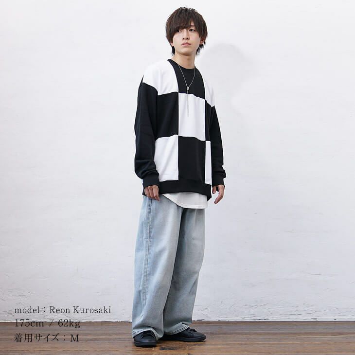 モノトーンブロック柄トップスとライトブルーデニムのカジュアルコーデ