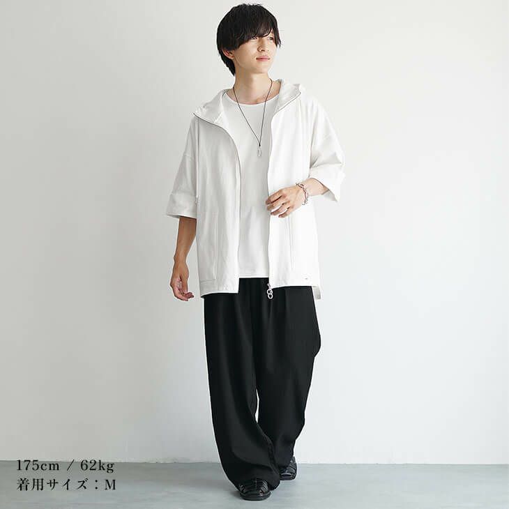 白シャツブルゾンと黒パンツのモノトーンコーデ