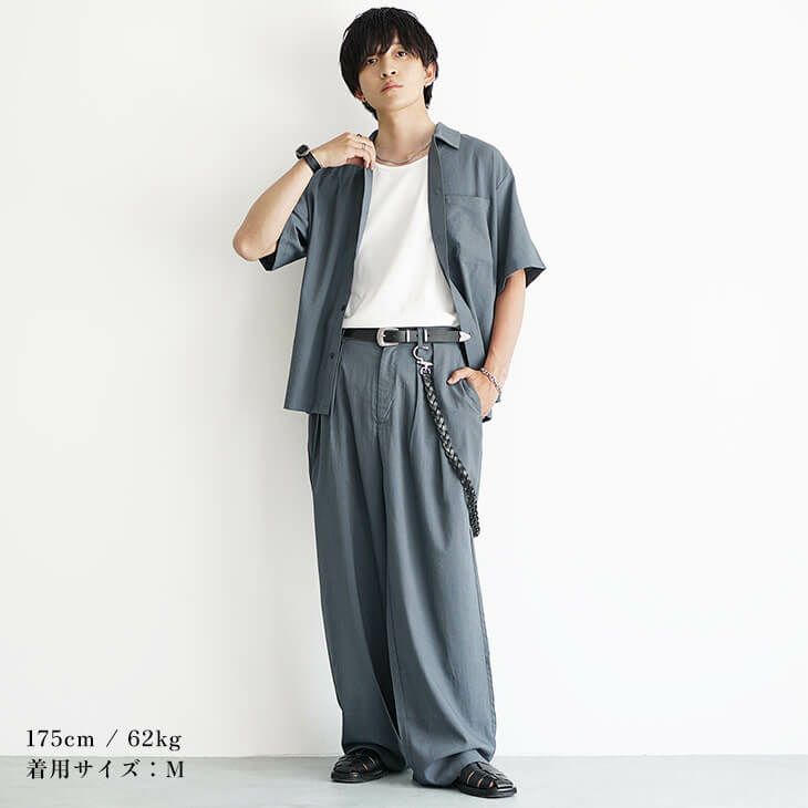 同色セットアップのミニマルコーデ