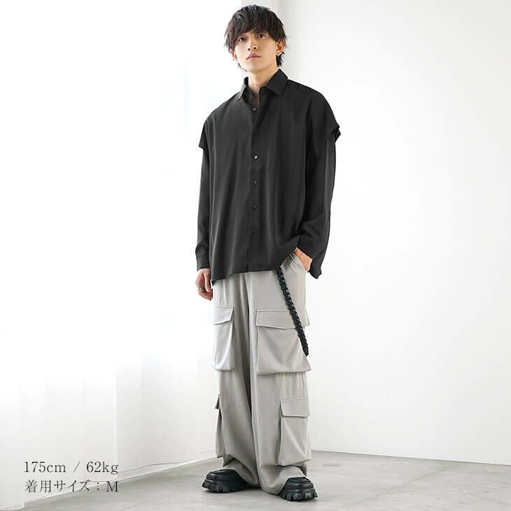 ブラック半袖シャツとライトグレーのカーゴパンツのモノトーンミリタリーコーデ