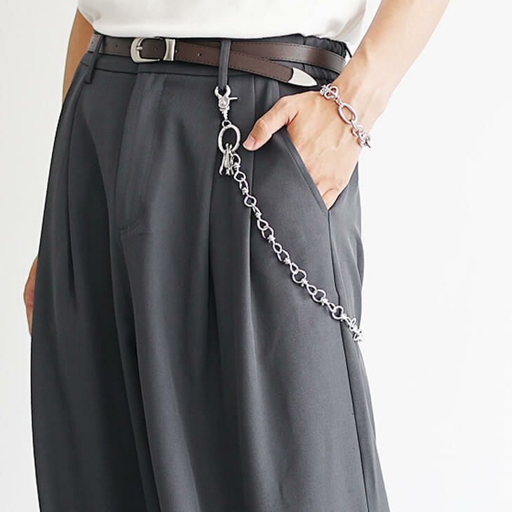 アクセサリーとの重ね付けでバランスを取る