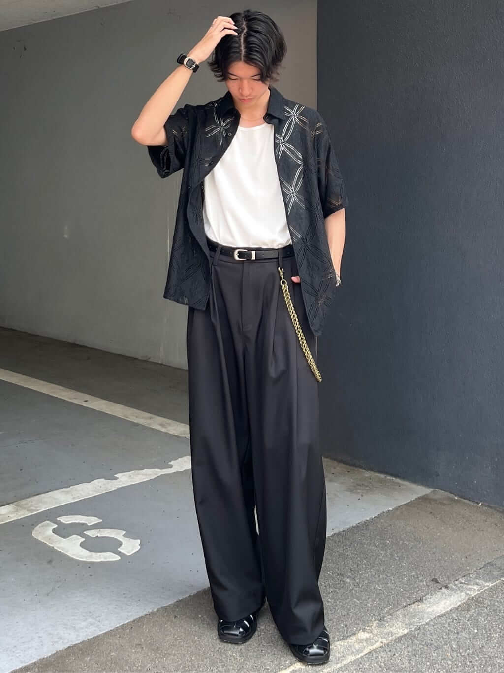 ブラウンVネックトップスと淡いブルーデニムのカジュアルコーデ