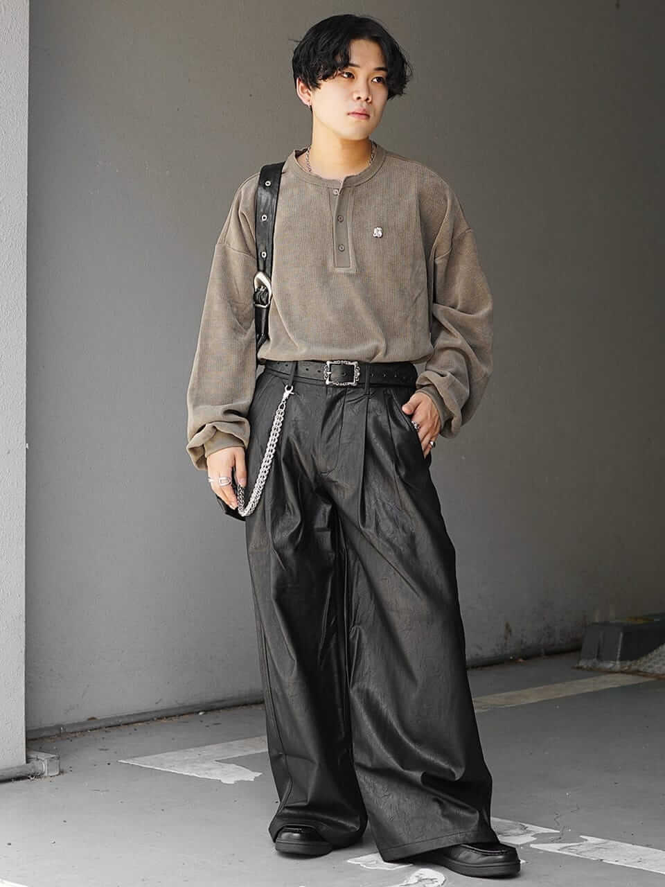 ブラウンVネックトップスと淡いブルーデニムのカジュアルコーデ