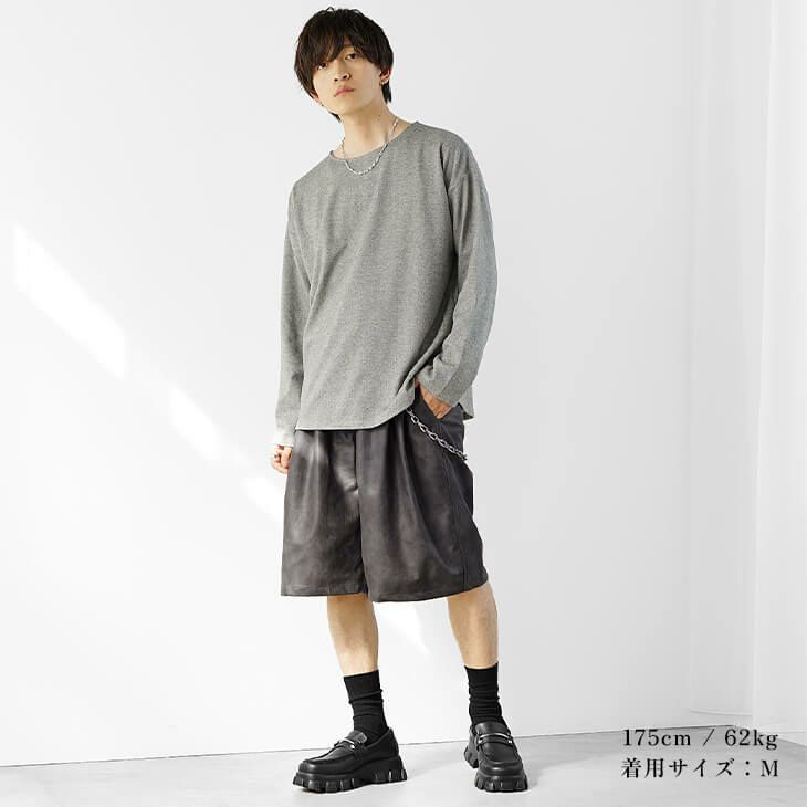 ライトグレートップスとブラックショーツのリラックスコーデ