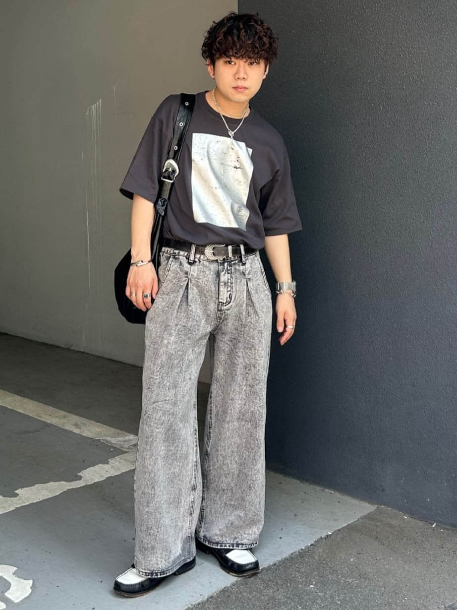 モノトーンプリントTとグレーワイドデニムのコーデ