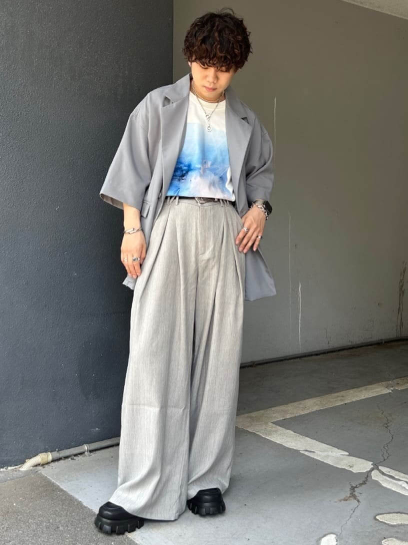 ライトグレーオープンジャケットとワイドパンツのコーデ