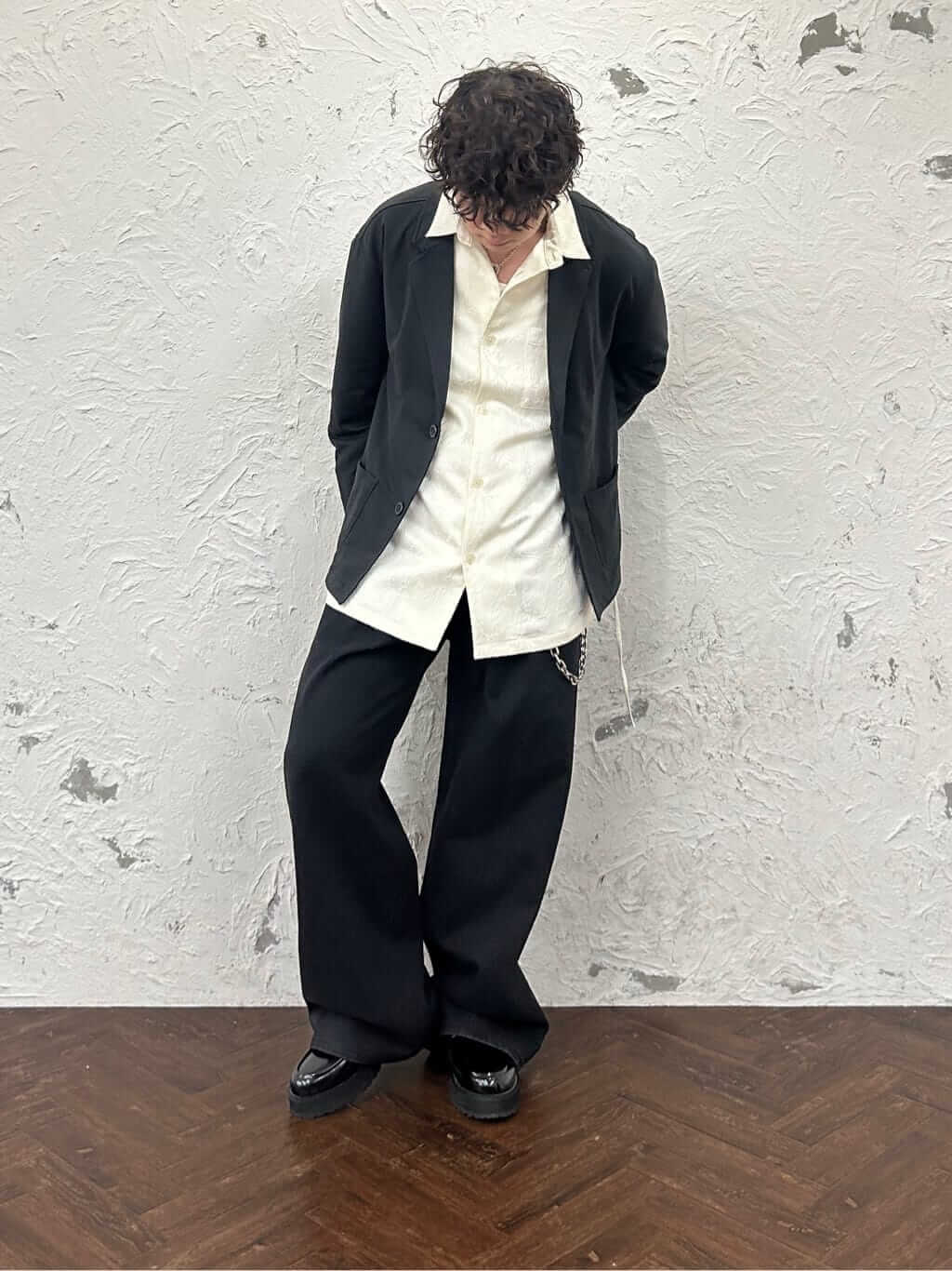 ブラックジャケットとホワイトシャツのレイヤードコーデ