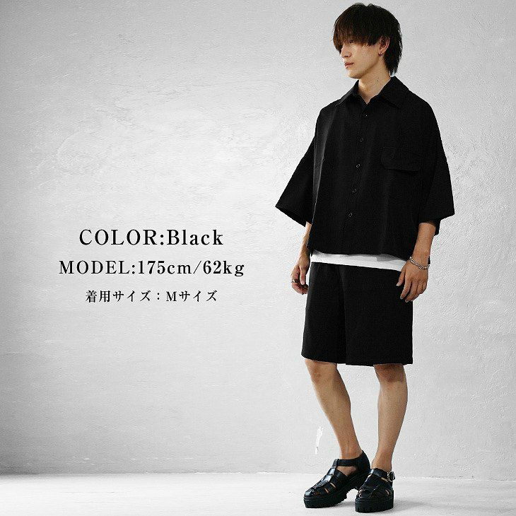 黒半袖シャツとハーフパンツのショートセットアップ