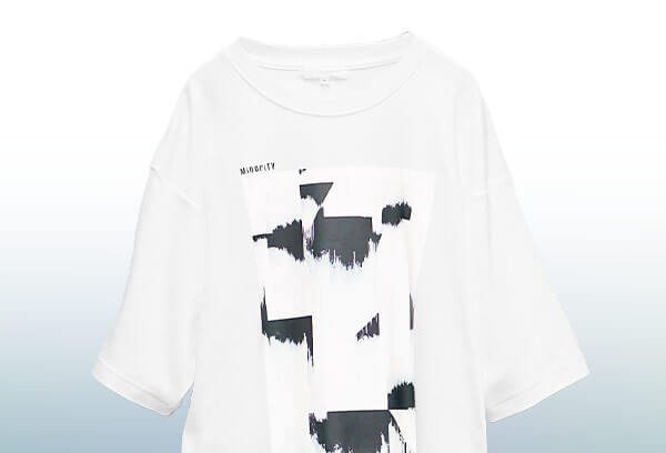 油彩風ペンキプリントTシャツ