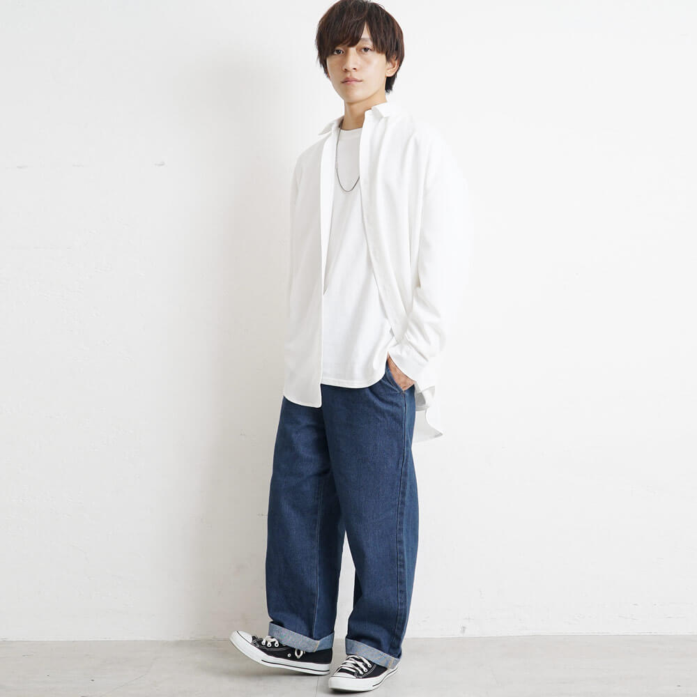 白シャツ×ワイドジーンズ