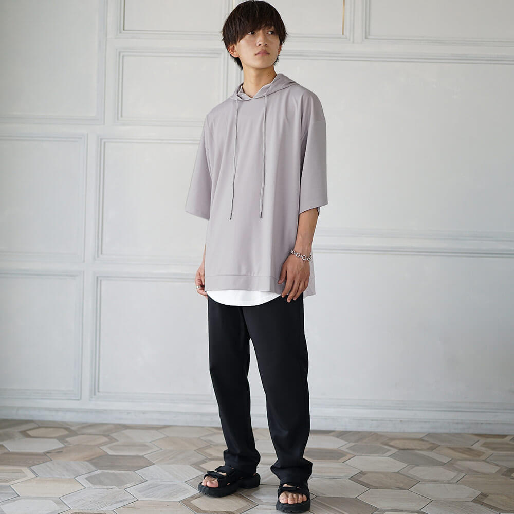 半袖スウェットパーカー×スラックス