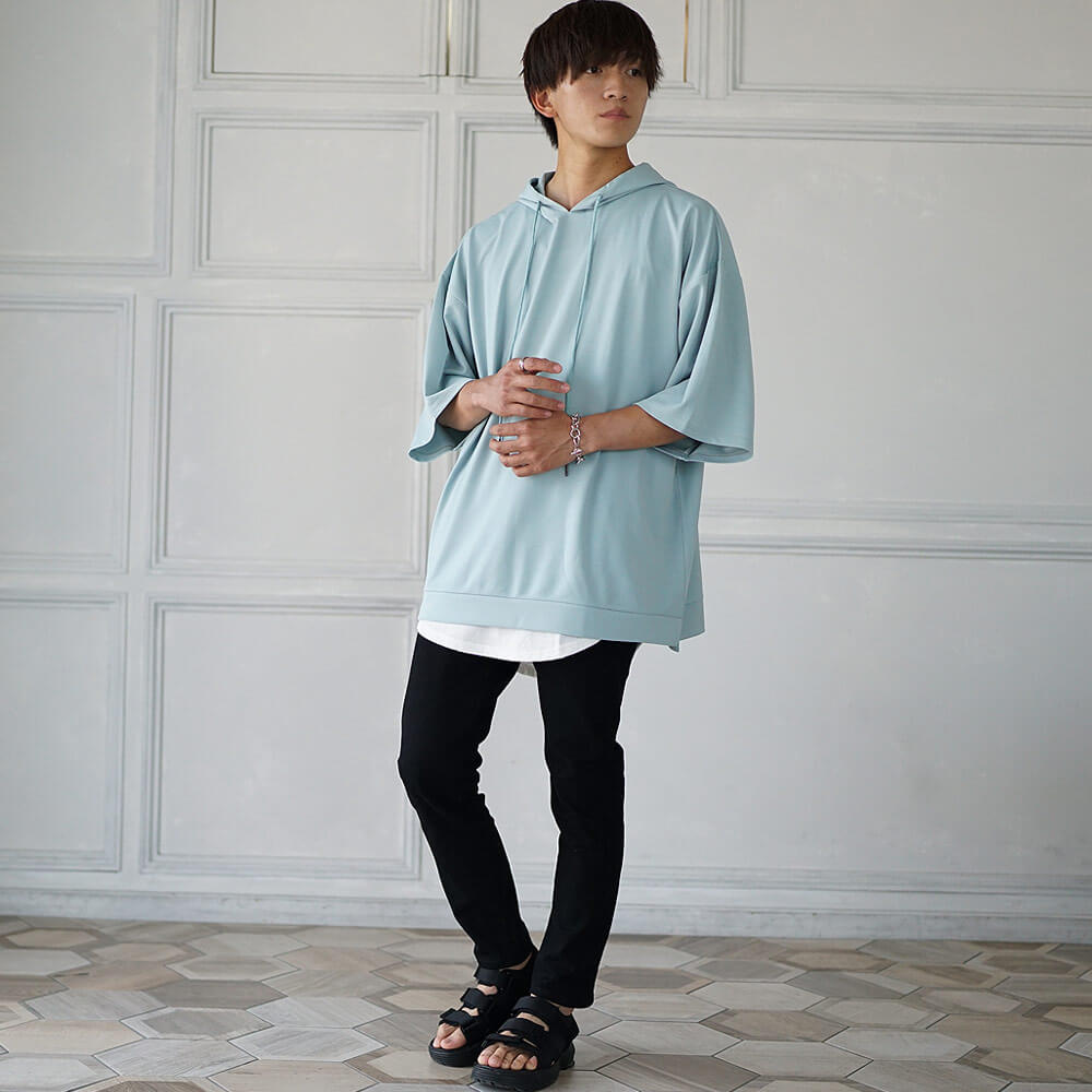 半袖スウェットパーカー×黒スキニー