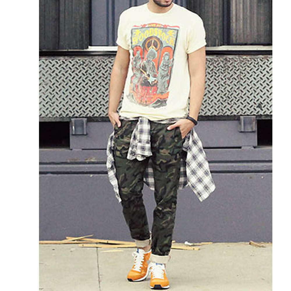 派手な色や迷彩柄で子供っぽく見える