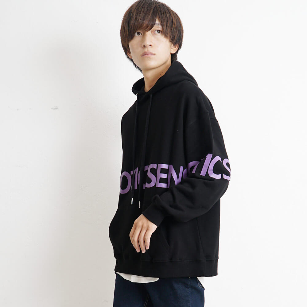 気楽なのにクールに見える！黒パーカーの特徴と魅力