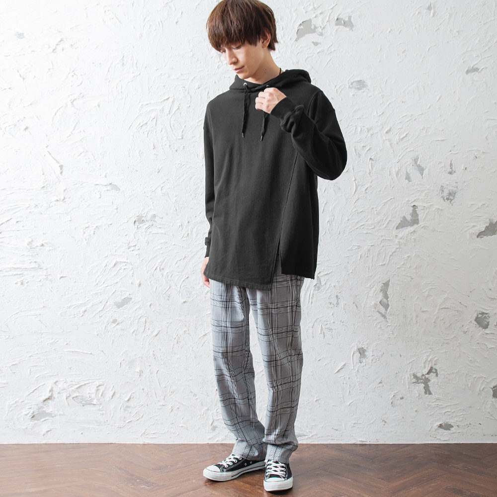 黒パーカー×チェックパンツ